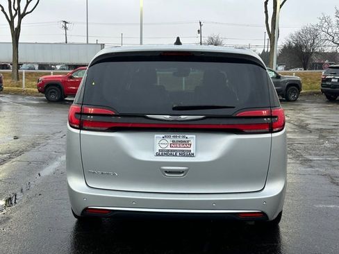 Used 2024 Chrysler Pacifica Touring-L image 6