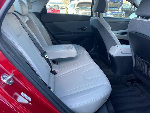 Used 2021 Hyundai Elantra Limited image 12