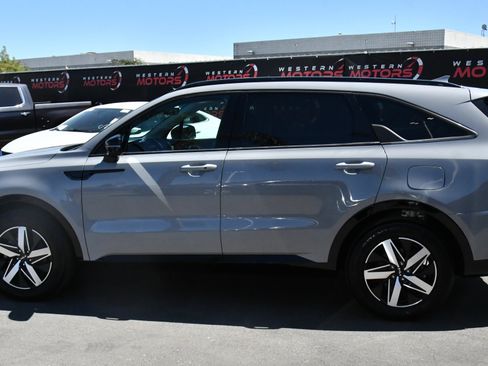 Used 2023 Kia Sorento EX FWD image 4