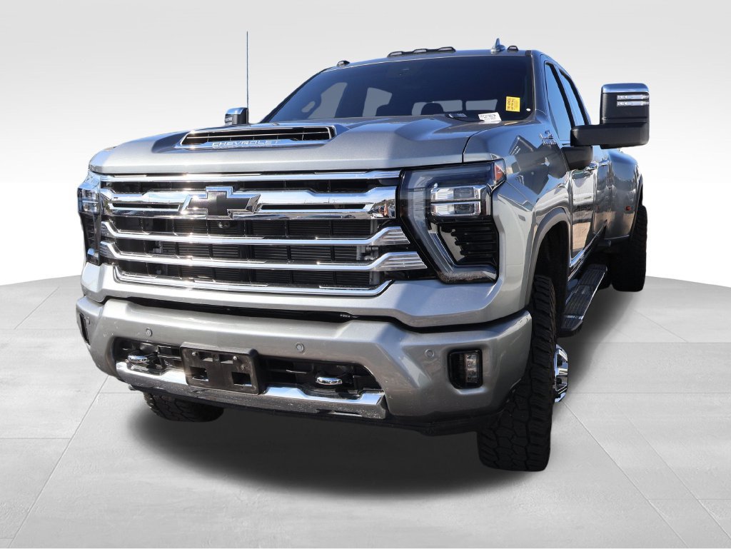 Used 2025 Chevrolet Silverado 3500 High Country w/ High Country Premium Package AWD/4WD image 2