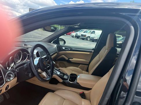 Used 2018 Porsche Cayenne S w/ Premium Package AWD/4WD image 9