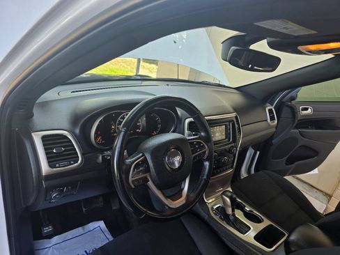 Used 2017 Jeep Grand Cherokee Laredo RWD image 18