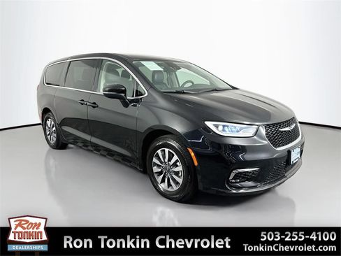 Used 2023 Chrysler Pacifica Touring-L FWD image 1