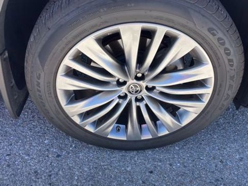 Used 2024 Toyota Highlander Platinum image 7