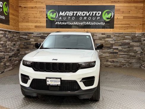 Used 2025 Jeep Grand Cherokee Altitude AWD/4WD image 3