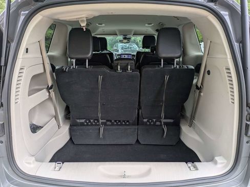 Used 2023 Chrysler Pacifica Touring-L FWD image 12