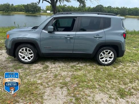 Used 2018 Jeep Renegade Latitude w/ UConnect 8.4 Nav Group FWD image 4