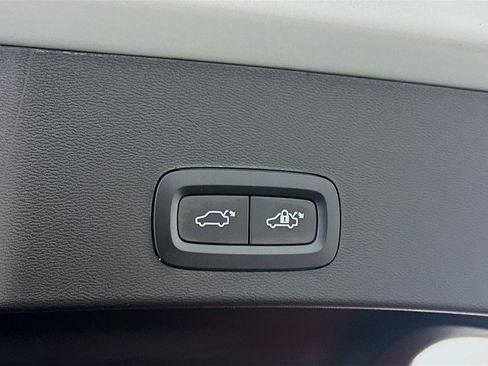 Used 2024 Volvo XC40 B5 Plus image 30