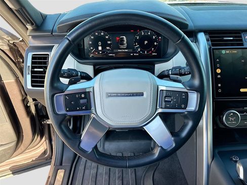 Used 2024 Land Rover Discovery Metropolitan Edition AWD/4WD image 13