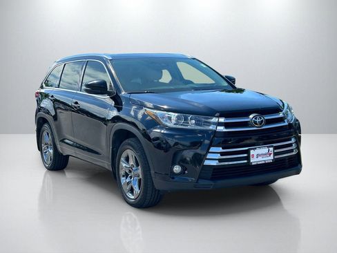 Used 2017 Toyota Highlander Limited Platinum image 3