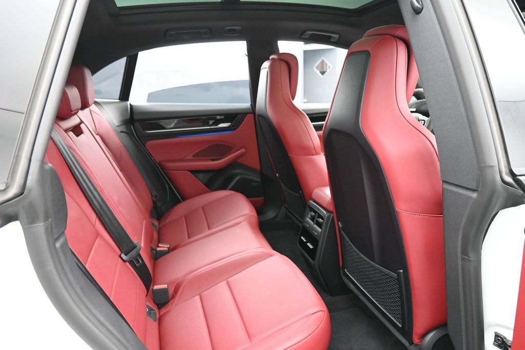 Certified 2025 Porsche Macan 4S Electric AWD/4WD image 27