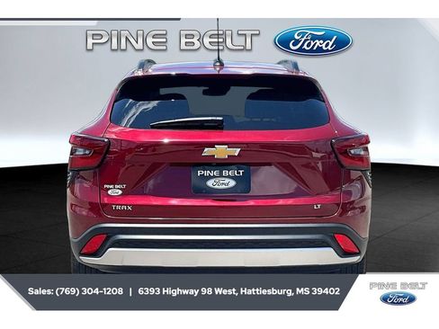 Used 2024 Chevrolet Trax LT FWD image 4