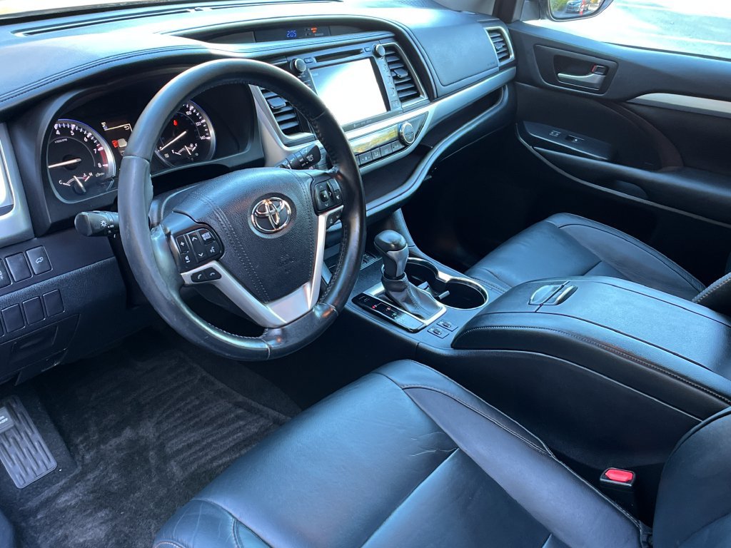 Used 2017 Toyota Highlander XLE w/ Carpet Mat Package AWD/4WD image 10