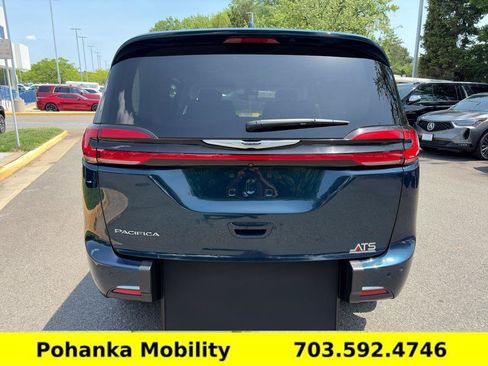 Used 2023 Chrysler Pacifica Touring-L FWD image 6