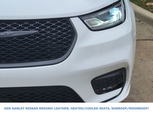 Used 2025 Chrysler Pacifica Limited image 10