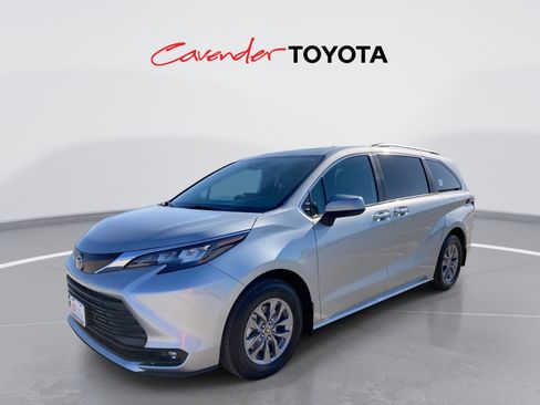 Certified 2025 Toyota Sienna XLE image 1