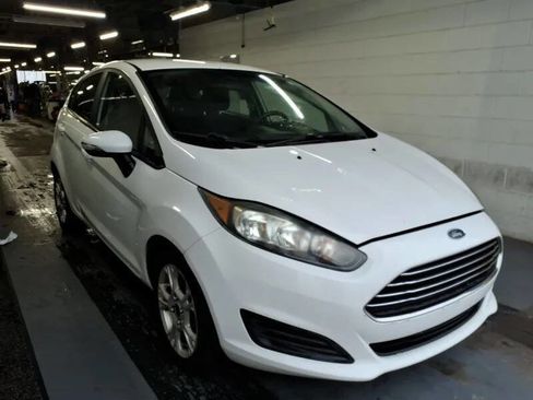 Used 2015 Ford Fiesta SE image 1