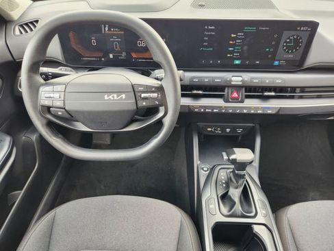 Used 2025 Kia K4 LXS image 26