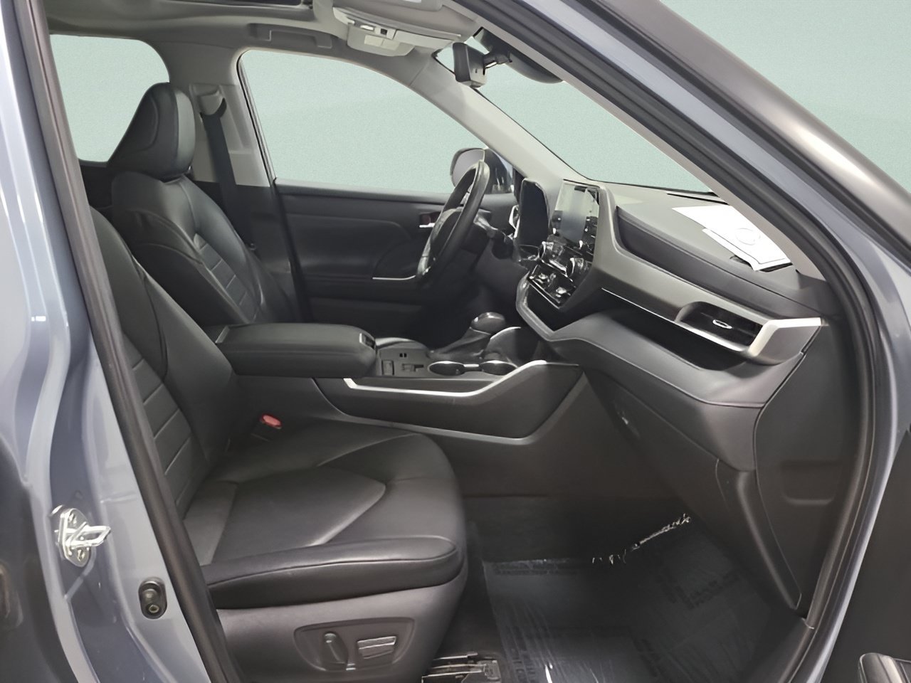 Used 2021 Toyota Highlander XLE FWD image 13