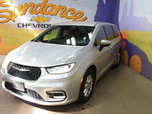 Used 2023 Chrysler Pacifica Touring FWD image 4