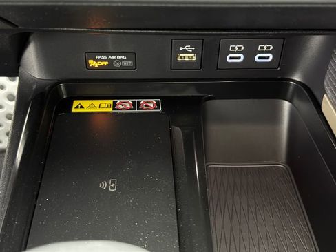 New 2026 Toyota Camry Hybrid w/ Multimedia Upgrade Package FWD image 19
