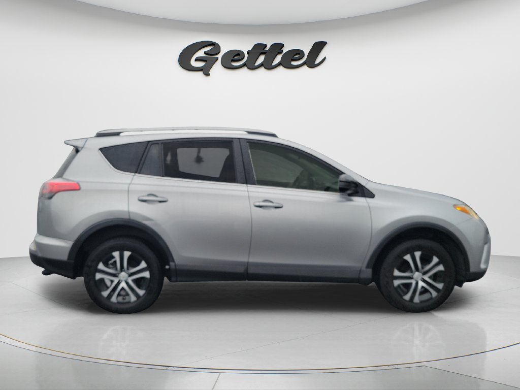 Used 2018 Toyota RAV4 LE FWD image 4