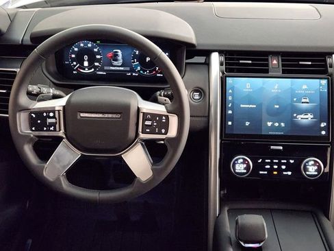 Used 2025 Land Rover Discovery S image 25