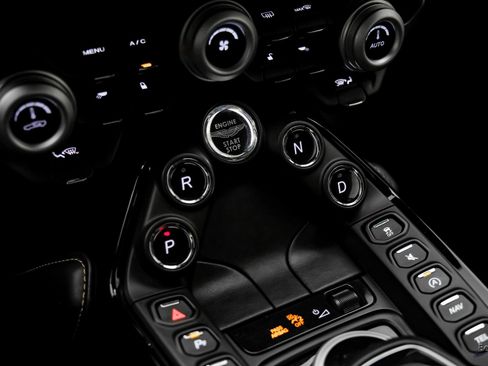 Used 2020 Aston Martin V8 Vantage Coupe image 52