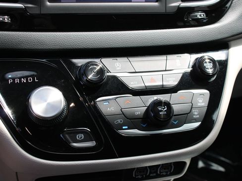 Used 2022 Chrysler Voyager LX FWD image 16