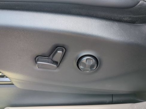 Used 2023 Chrysler Pacifica Touring-L FWD image 35
