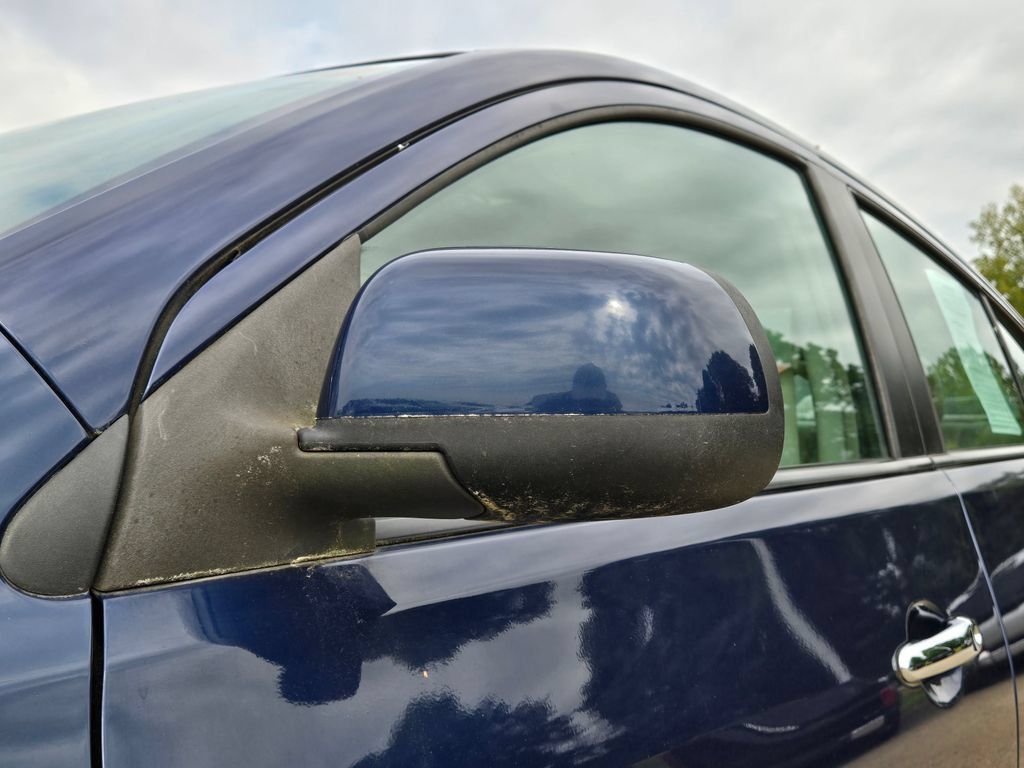 Used 2012 Nissan Versa SV FWD image 11