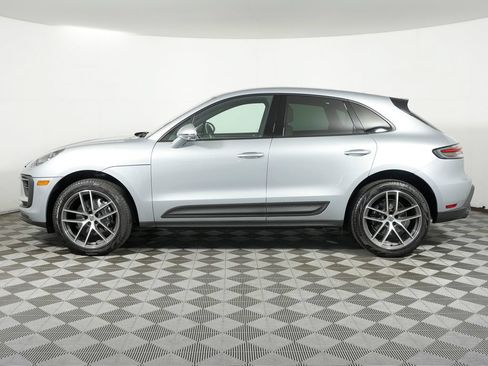 Certified 2025 Porsche Macan AWD/4WD image 2