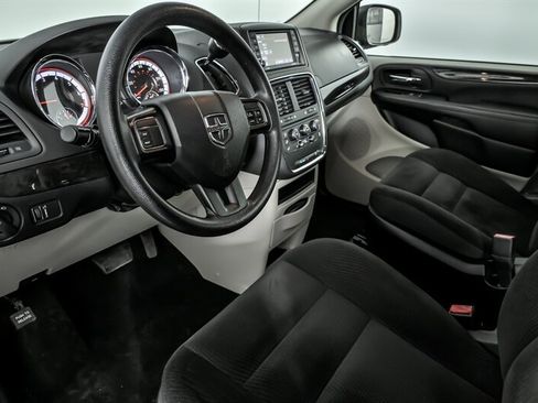 Used 2018 Dodge Grand Caravan SE image 15