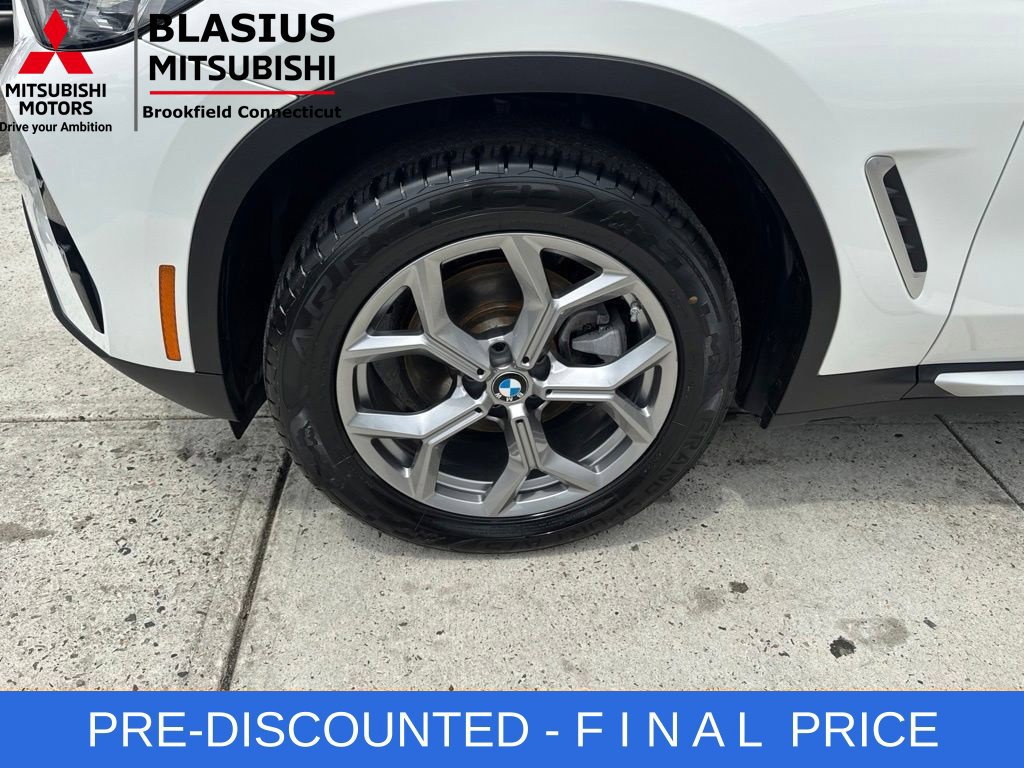 Used 2025 BMW X4 xDrive30i AWD/4WD image 3