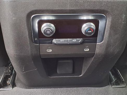 Used 2024 GMC Yukon XL SLE image 16