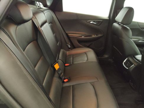 Used 2018 Chevrolet Malibu LT w/ Leather Package FWD image 19