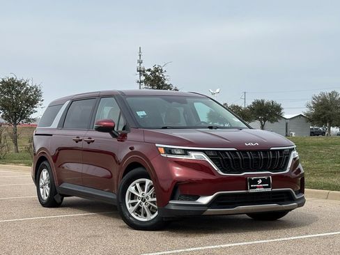 Used 2024 Kia Carnival LX image 1