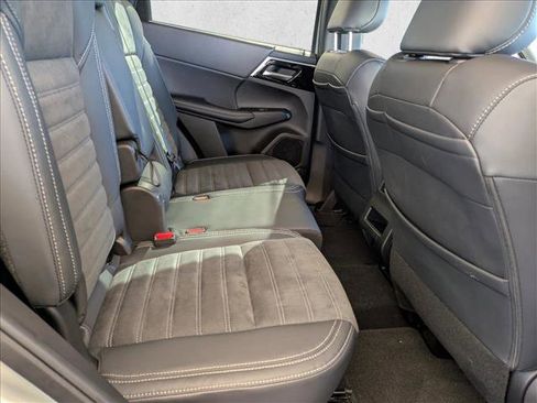 Used 2023 Mitsubishi Outlander SE image 28