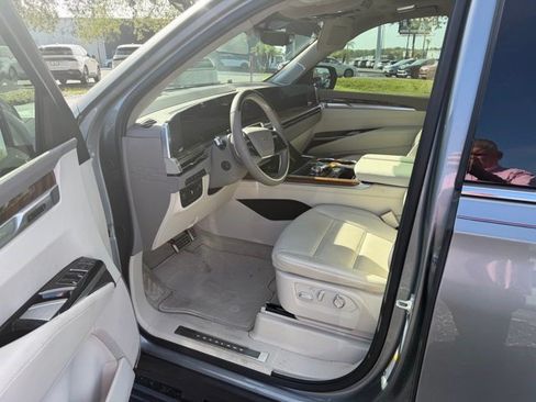 Certified 2026 Cadillac Escalade Platinum Luxury AWD/4WD image 18