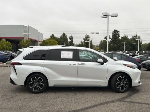 Certified 2025 Toyota Sienna Platinum FWD image 3