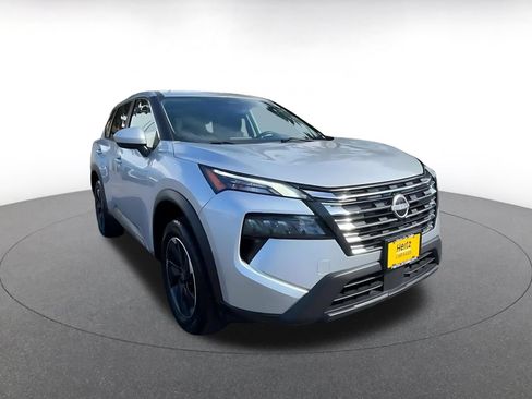 Used 2025 Nissan Rogue SV AWD/4WD image 3