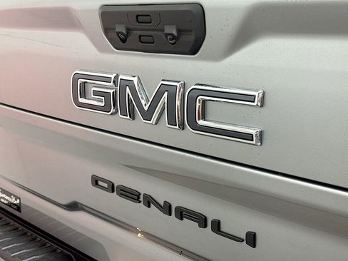 New 2026 GMC Sierra 2500 Denali Ultimate w/ LPO, Black Badging Package image 18