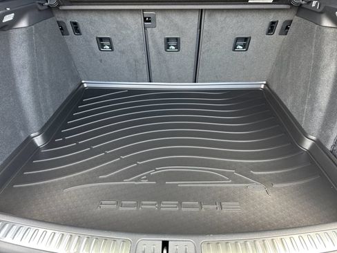 Certified 2026 Porsche Macan AWD/4WD image 17