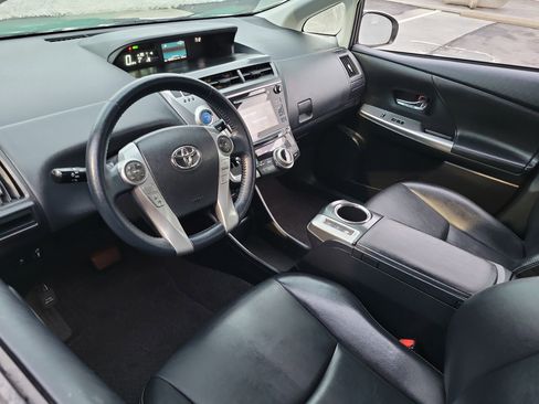 Used 2017 Toyota Prius V image 5