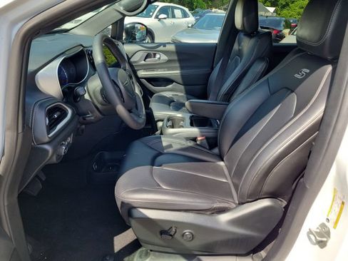 Used 2024 Chrysler Pacifica Limited FWD image 19