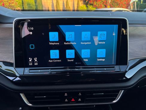 Used 2025 Volkswagen Atlas SE image 21