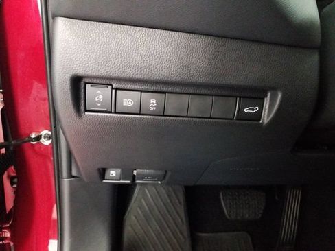 Used 2023 Toyota Venza LE AWD/4WD image 10