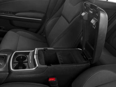 Used 2017 Dodge Charger SE w/ Travel & Safety Group image 2