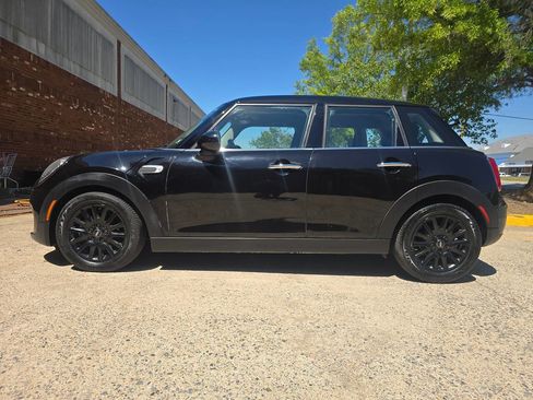 Used 2018 MINI Cooper 4-Door Hardtop w/ Signature Line Package FWD image 2