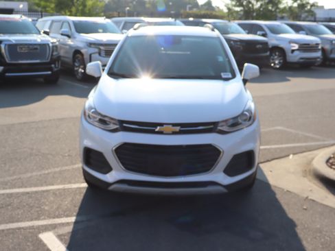 Used 2022 Chevrolet Trax LT w/ LT Convenience Package AWD/4WD image 3